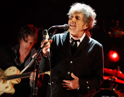 Bob Dylan, Neil Young... Por que continuam fazendo turnês próximos dos 80 anos?